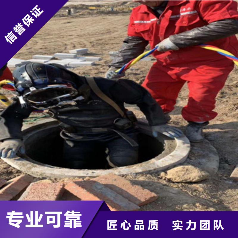 潜水员水下焊接团队
