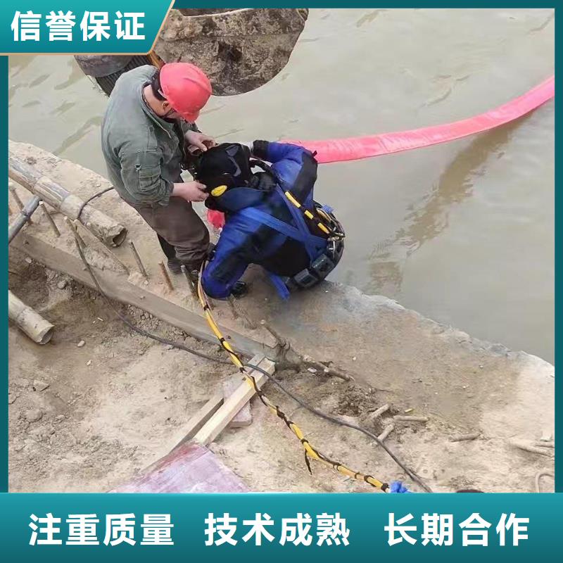 潜水员水下焊接团队
